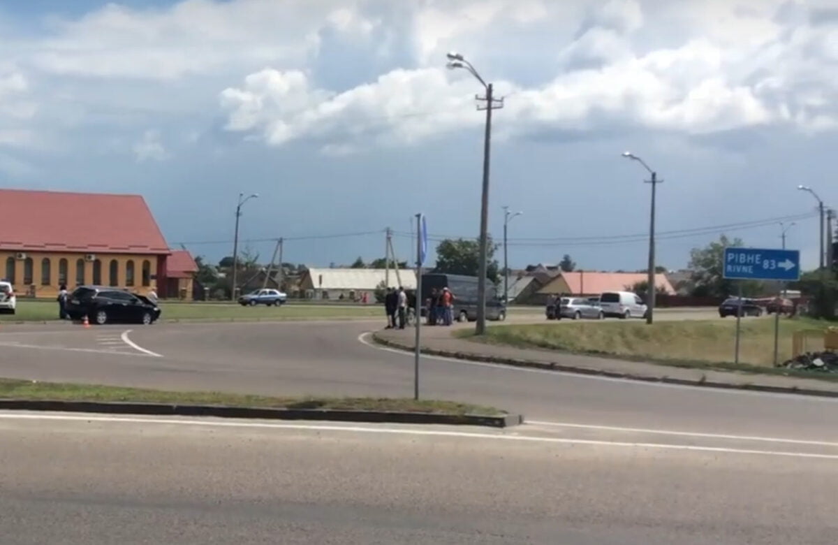 Водій фури протаранив кільце на в’їзді в місто на Рівненщині (ВІДЕО)