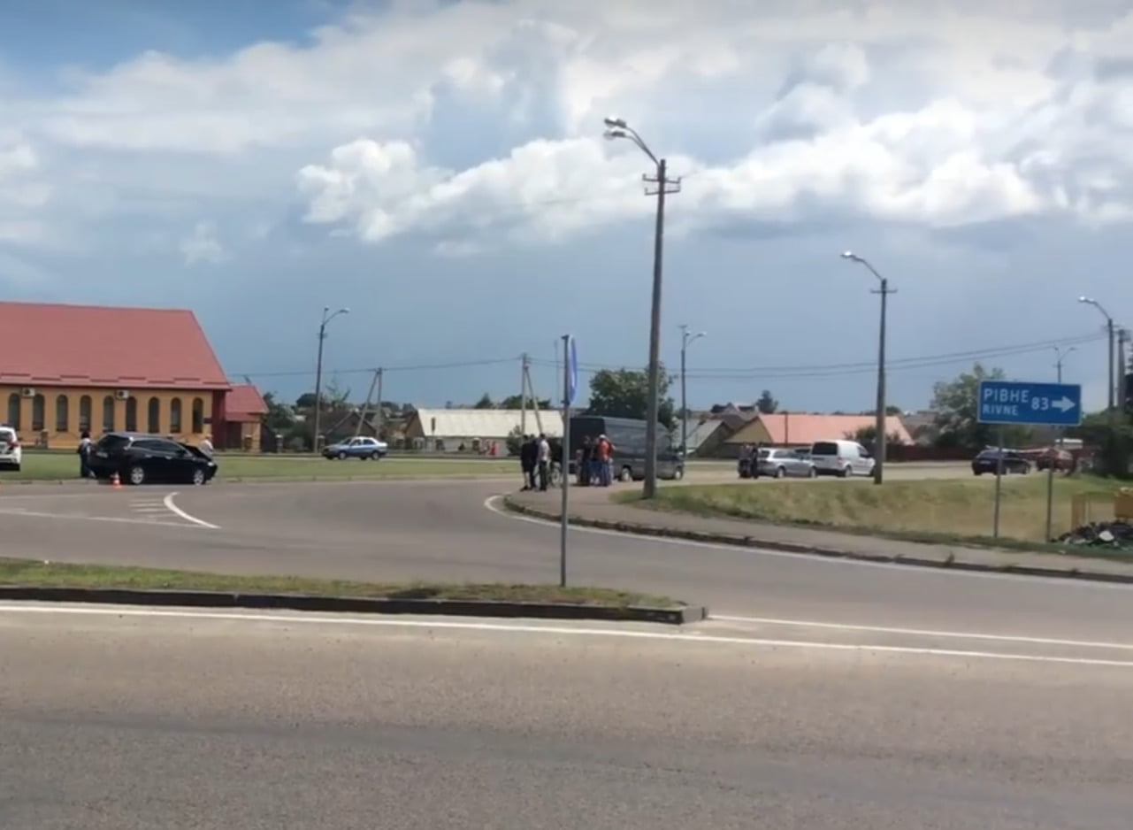 Водій фури протаранив кільце на в’їзді в місто на Рівненщині (ВІДЕО) 0000
