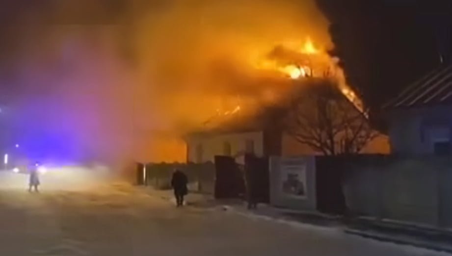Біля Рівного палав будинок (ВІДЕО) 0000