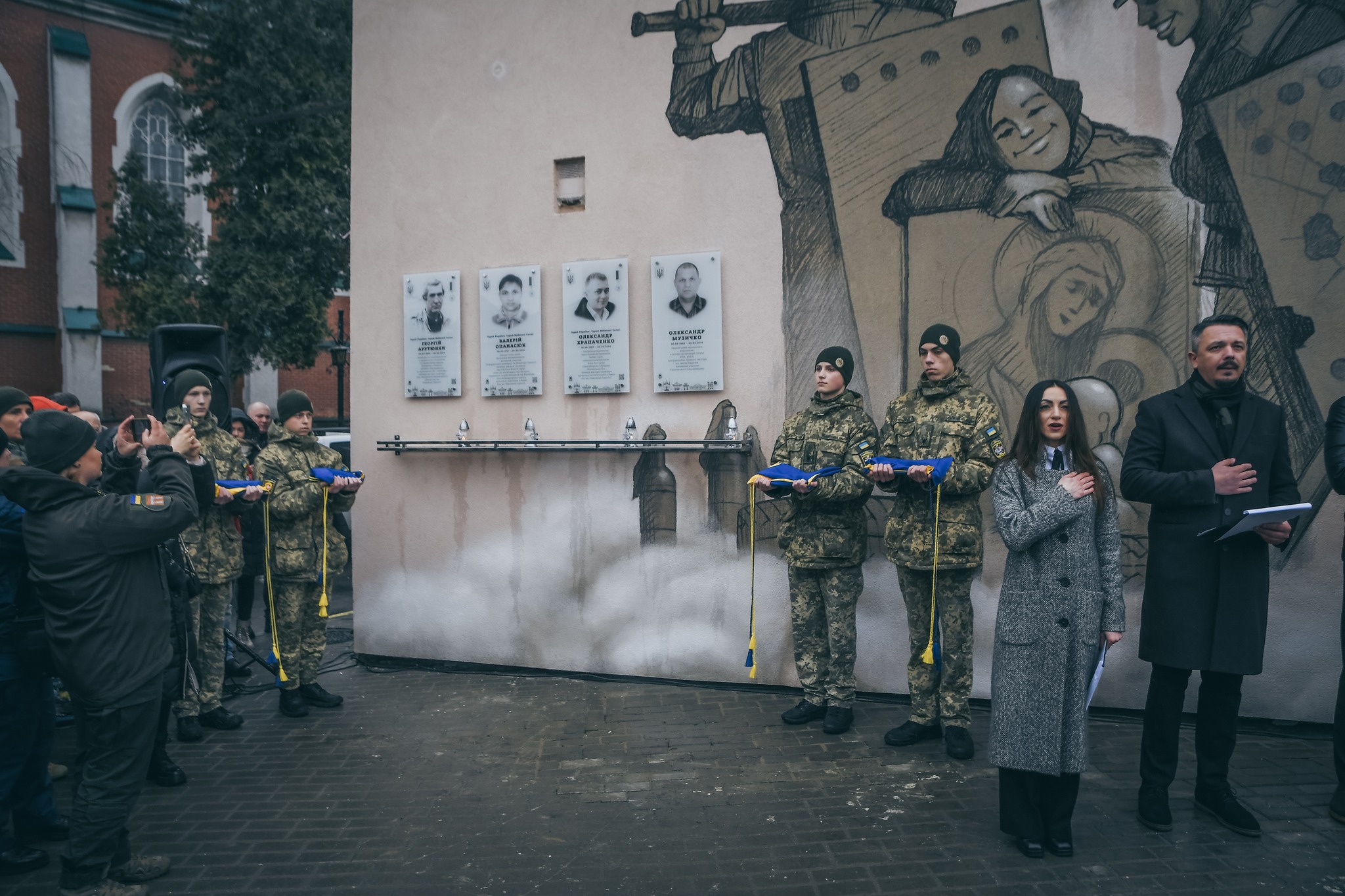 1 У Рівному біля відновленого муралу вшанували пам'ять Героїв Небесної Сотні