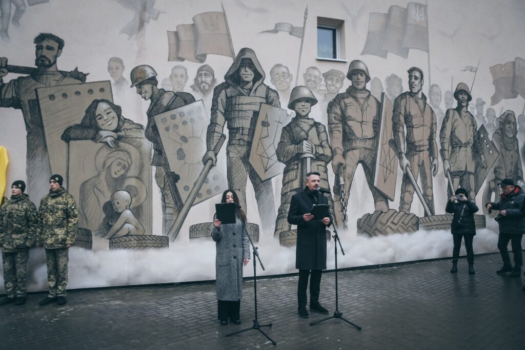 1 У Рівному біля відновленого муралу вшанували пам'ять Героїв Небесної Сотні