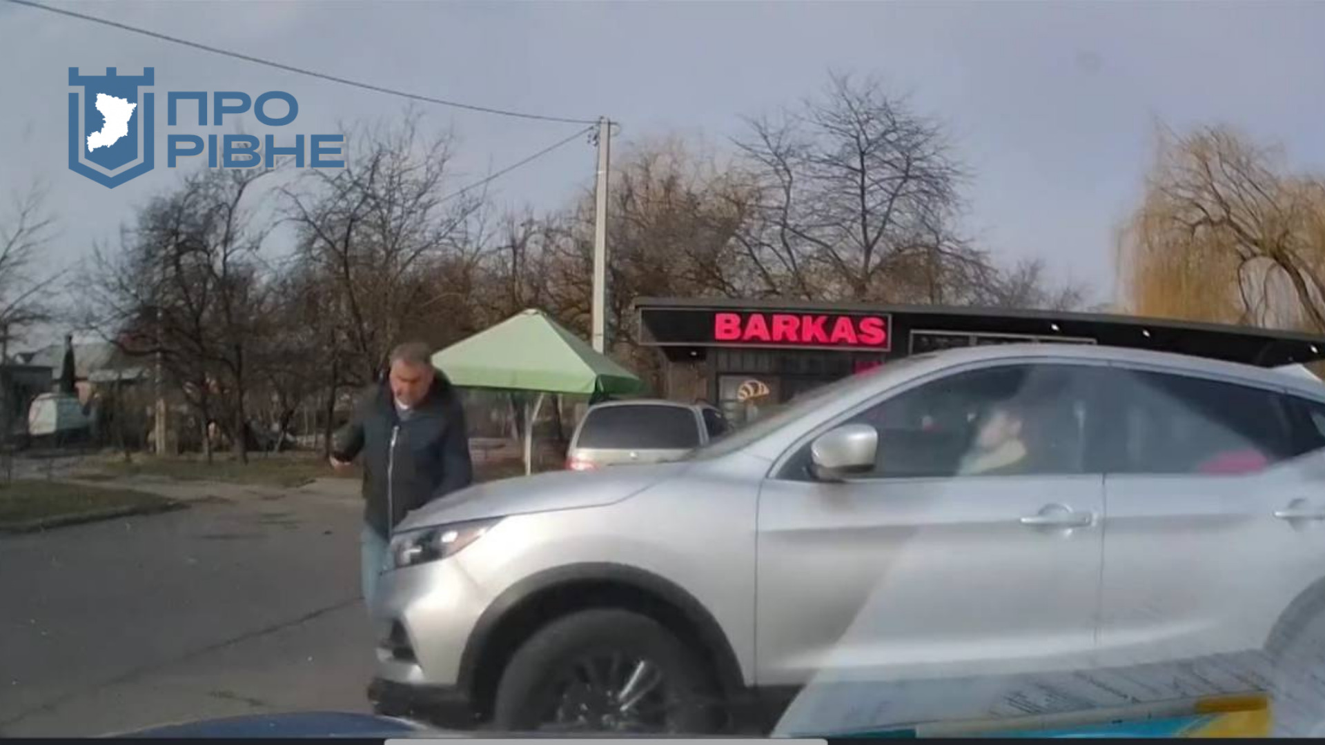У Рівному жінка збила чоловіка і спокійно поїхала далі (ВІДЕО) 0000