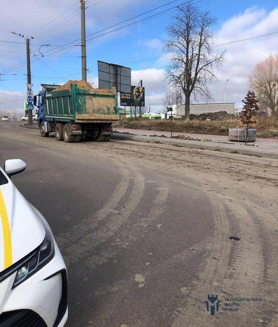 Муніципальна варта Рівного влаштувала “прибирання” на Ювілейному (ФОТО) 0000