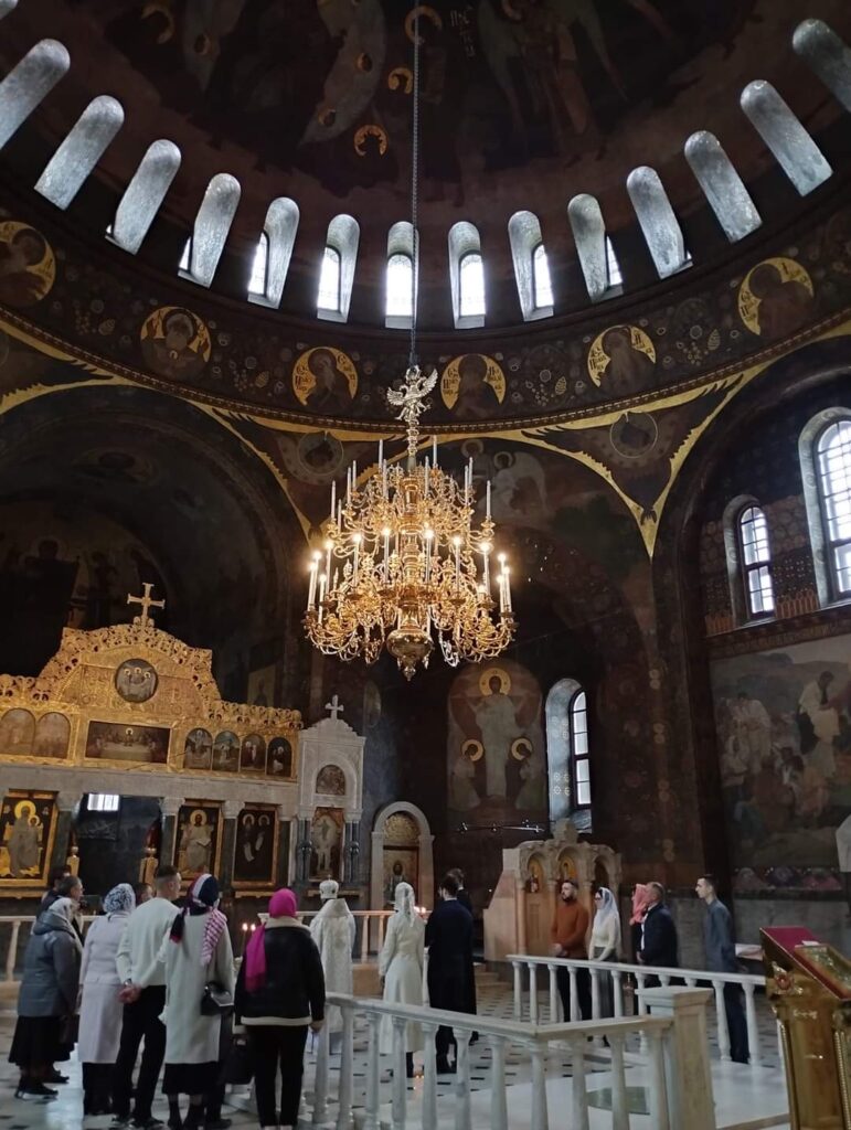 1 На групу рівненських туристок накинувся керівник охорони Києво-Печерської лаври (ФОТО)