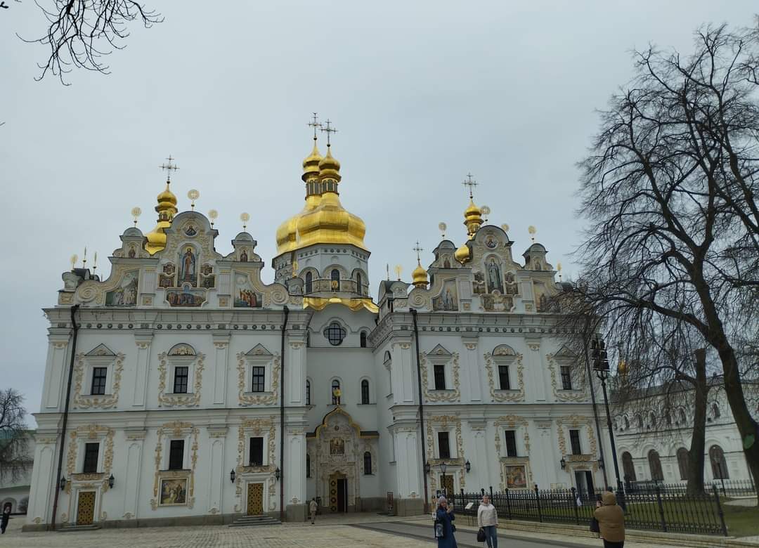 На групу рівненських туристок накинувся керівник охорони Києво-Печерської лаври (ФОТО)
