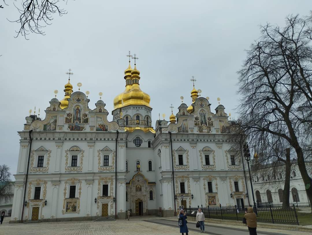 На групу рівненських туристок накинувся керівник охорони Києво-Печерської лаври (ФОТО) 0000