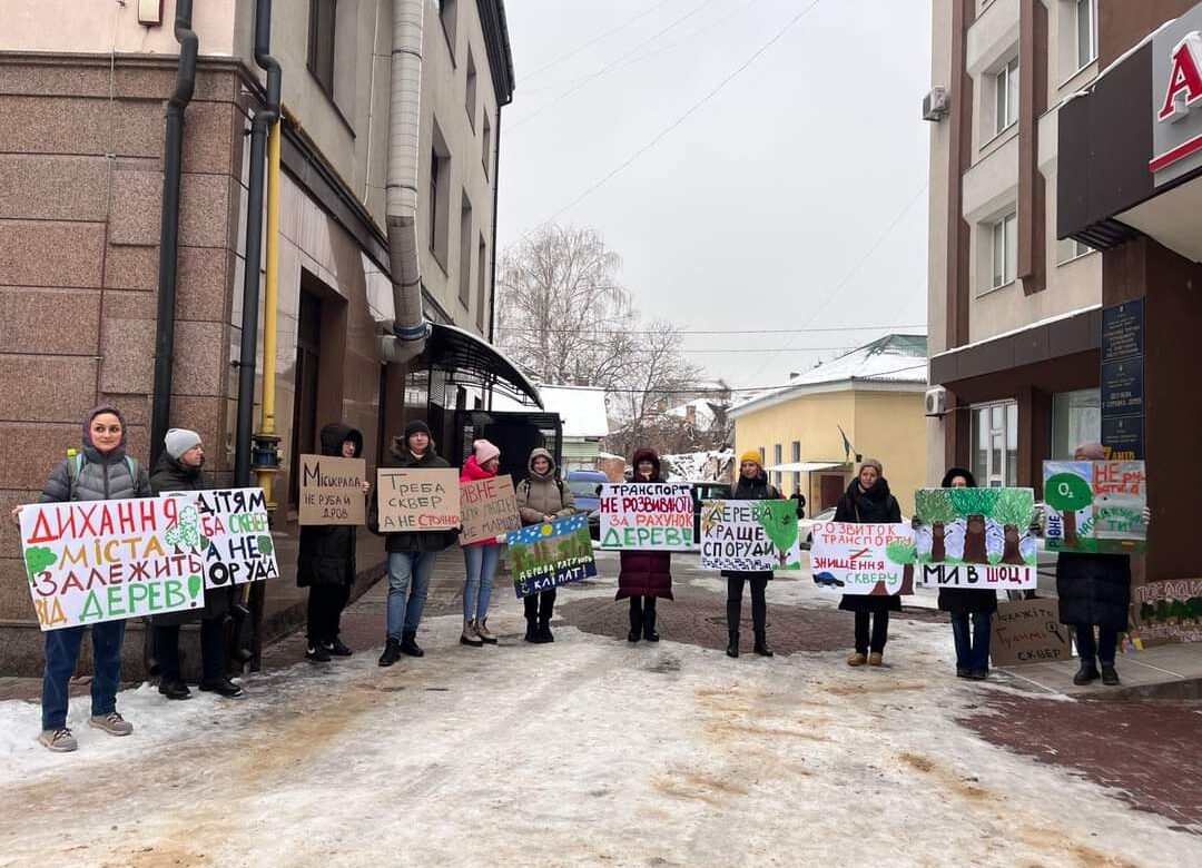 Рівнян закликають прийти на зустріч із чиновником, щоб не дозволити вирубати сквер