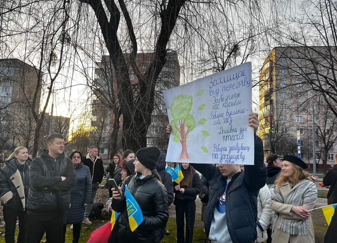 Міський чиновник не прийшов на зустріч із рівнянами, котрі проти вирубування скверу (ФОТО)