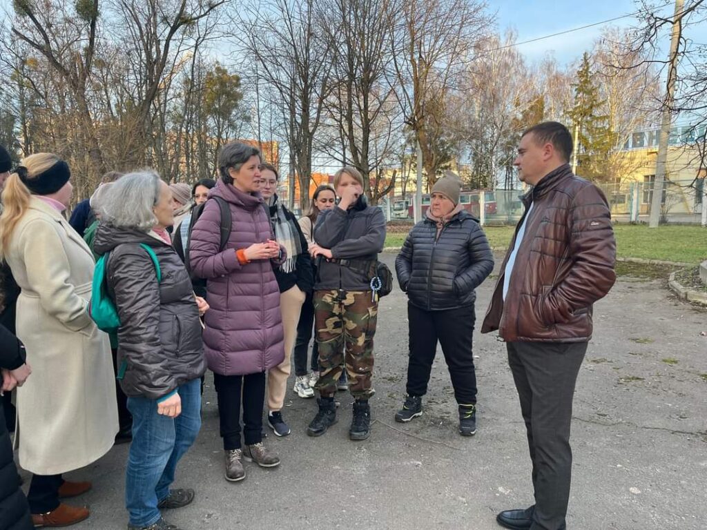 1 Міський чиновник не прийшов на зустріч із рівнянами, котрі проти вирубування скверу (ФОТО)
