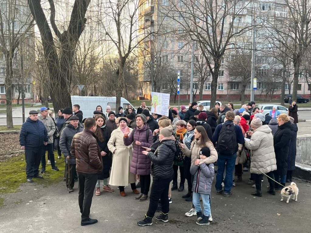 1 Міський чиновник не прийшов на зустріч із рівнянами, котрі проти вирубування скверу (ФОТО)