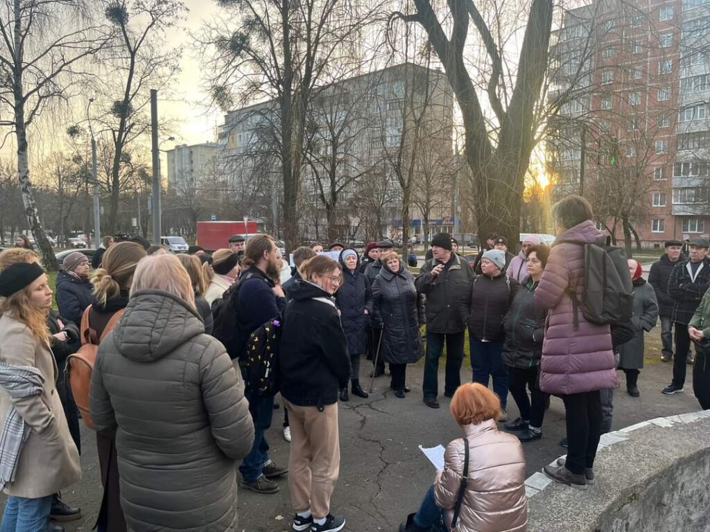 1 Міський чиновник не прийшов на зустріч із рівнянами, котрі проти вирубування скверу (ФОТО)