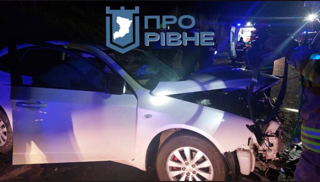 1 ДТП на трасі біпя Рівного: від автівки майже нічого не лишилося (ФОТО)