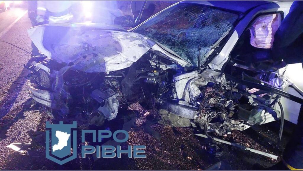 1 ДТП на трасі біпя Рівного: від автівки майже нічого не лишилося (ФОТО)