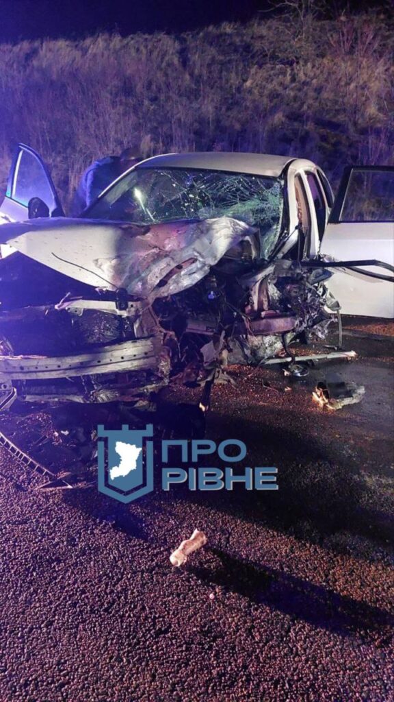 1 ДТП на трасі біпя Рівного: від автівки майже нічого не лишилося (ФОТО)