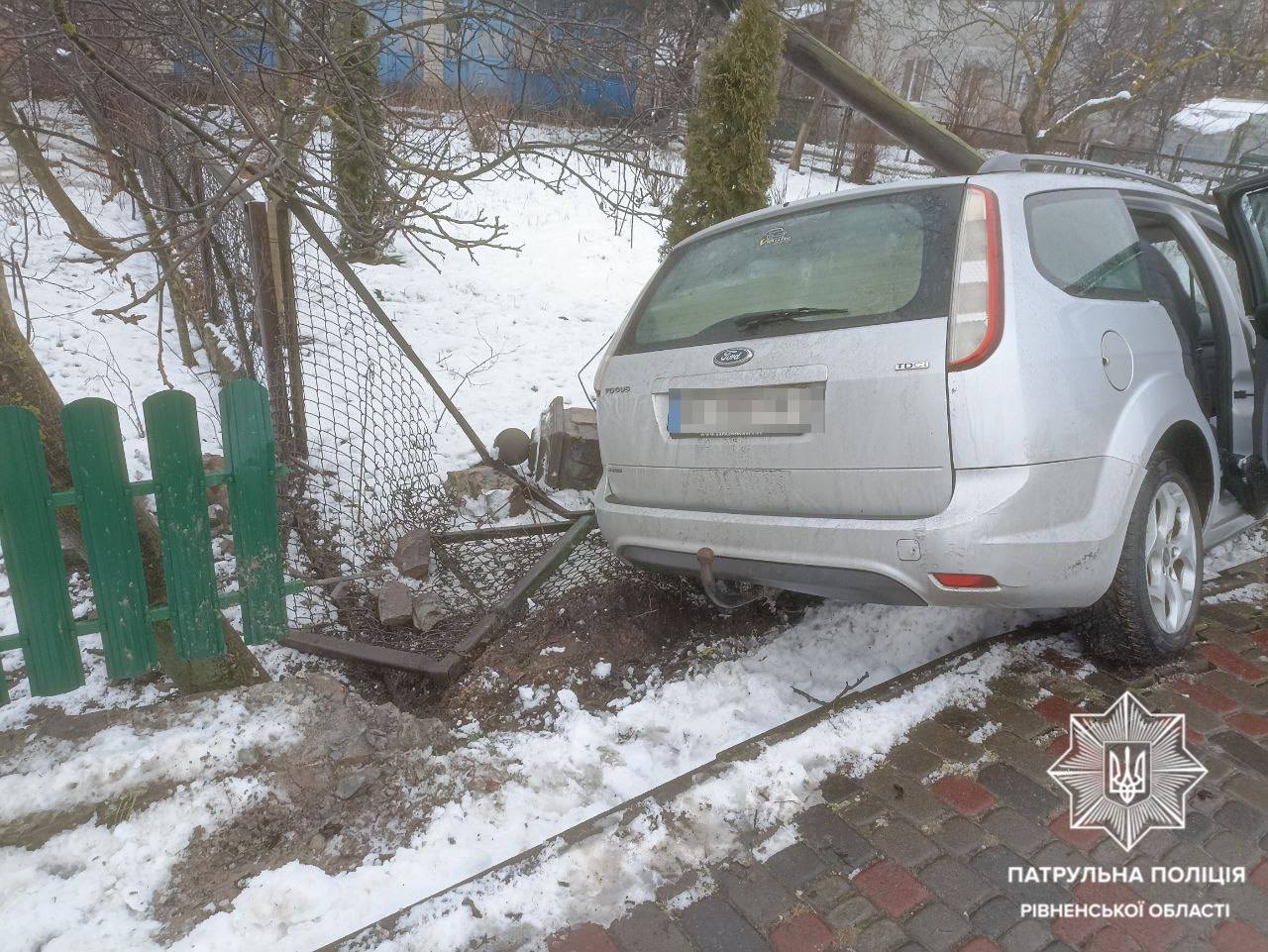 На Рівненщині п’яний водій в’їхав одночасно в паркан і в стовп (ФОТО) 0000