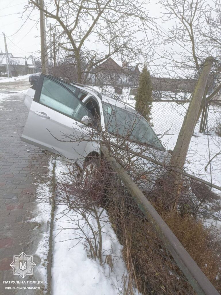 1 На Рівненщині п'яний водій в'їхав одночасно в паркан і в стовп (ФОТО)