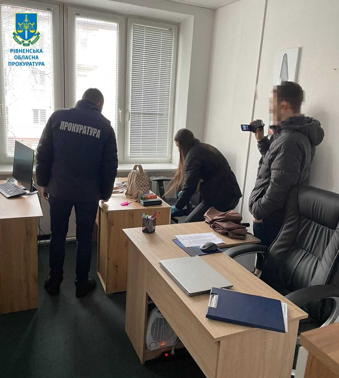 Сімейний “бізнес” із переправлення за кордон чоловіків викрили на Рівненщині 0000