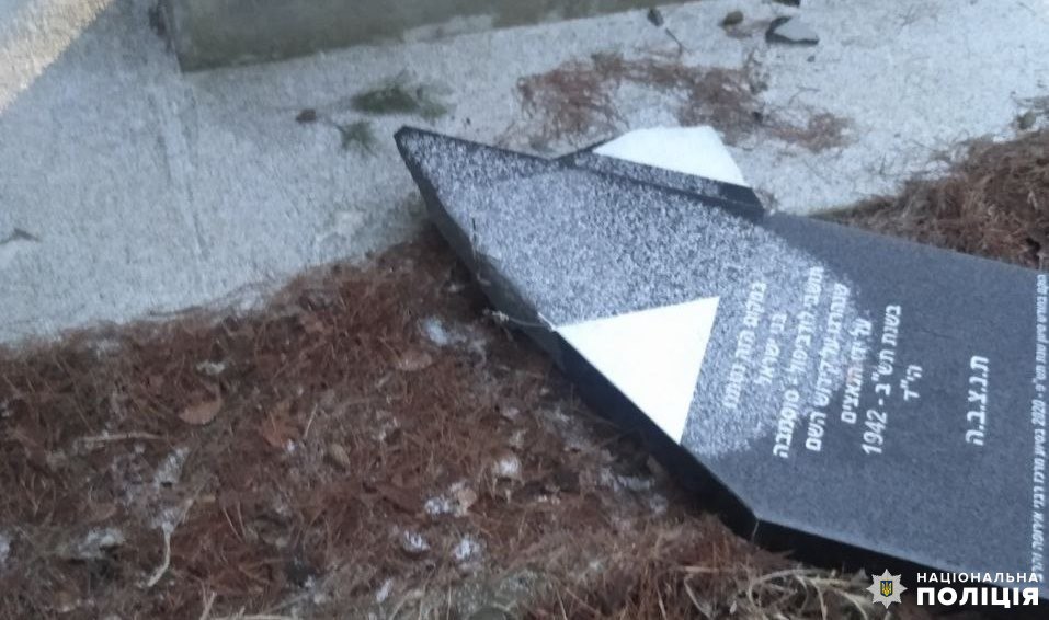 Вандалів, які осквернили пам’ятник загиблим євреям, затримали в Рівненському районі (ФОТО) 0000