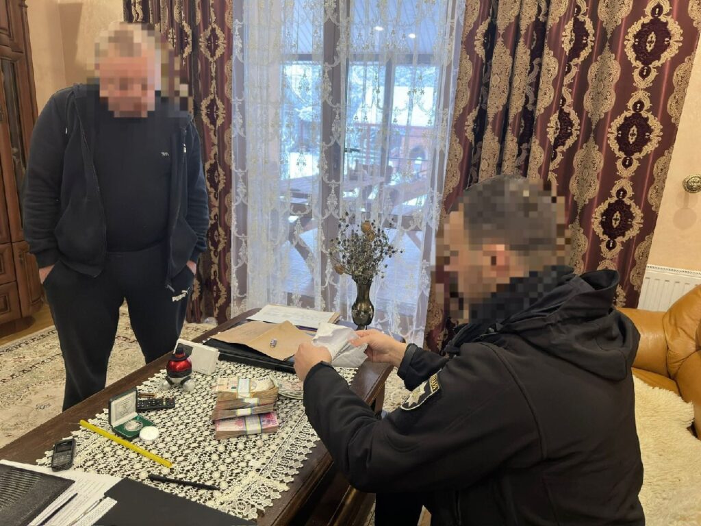 1 У Рівному двом лікарям виплатили пів мільйона гривень за роботу, якої не було (ФОТО)