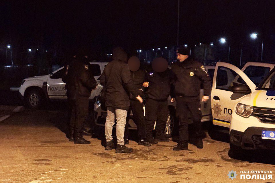 1 На Рівненщині п'яний неадекват завдав удару ножем у спину (ФОТО)