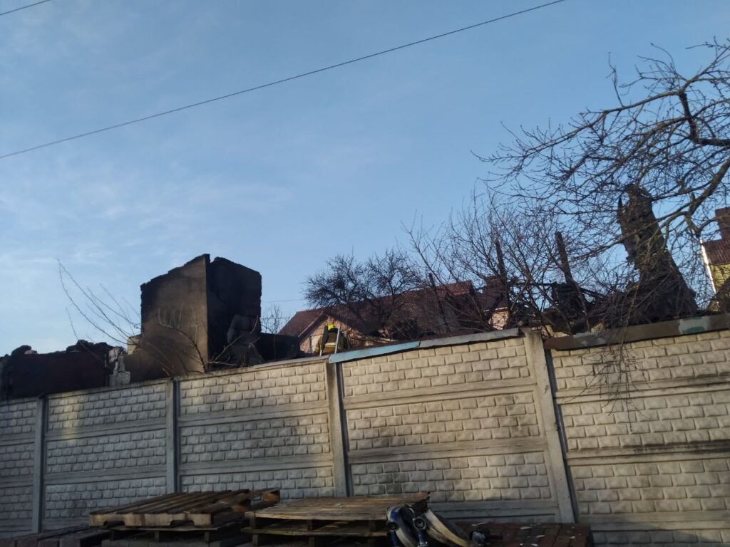 1 У Рівному вогонь із гаража перекинувся на сусідню будівлю (ФОТО)