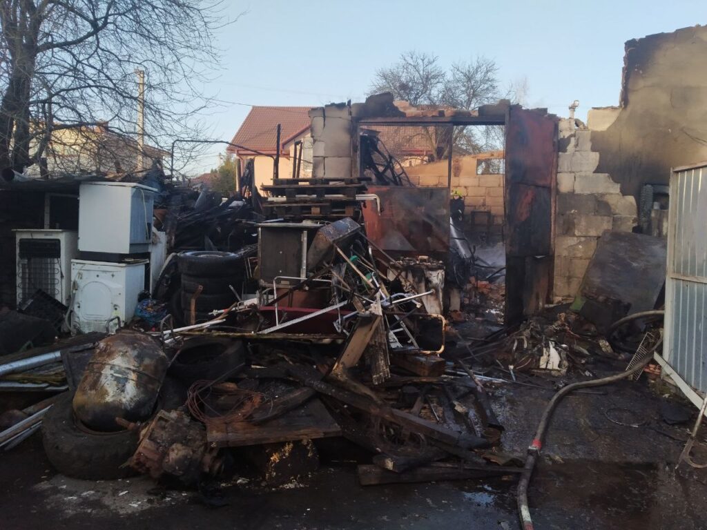 1 У Рівному вогонь із гаража перекинувся на сусідню будівлю (ФОТО)