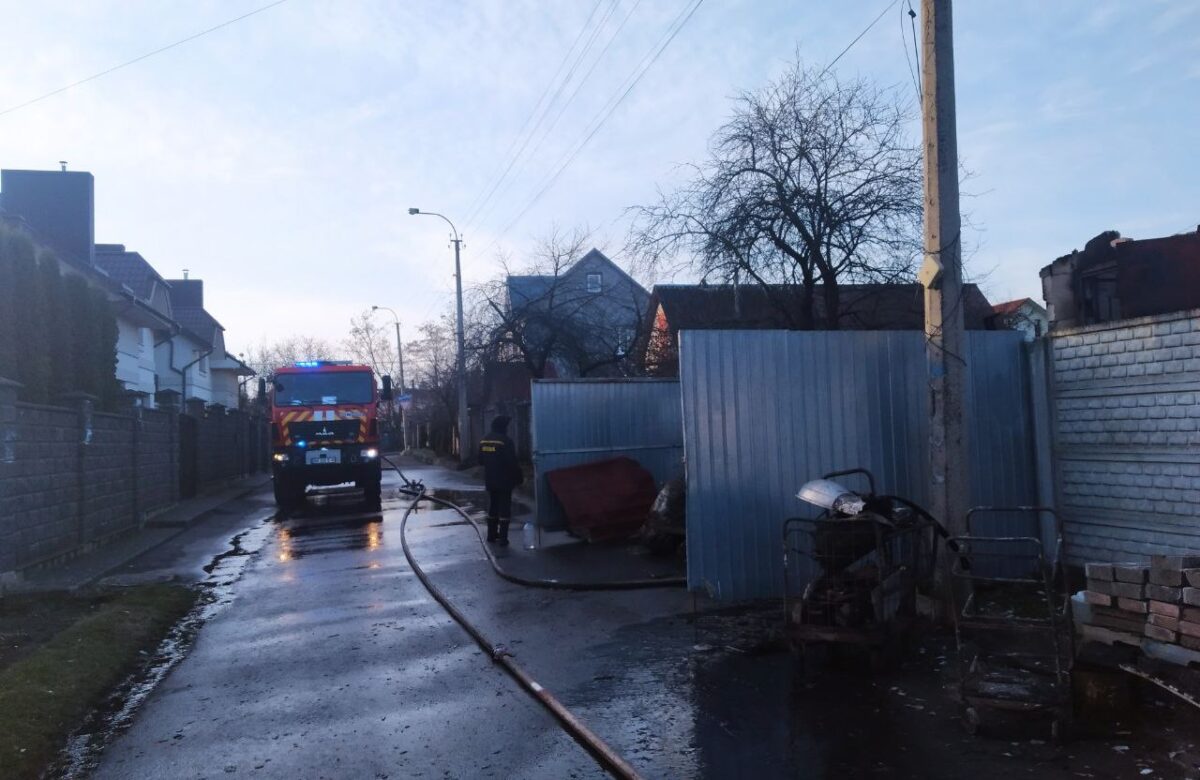 У Рівному вогонь із гаража перекинувся на сусідню будівлю (ФОТО)
