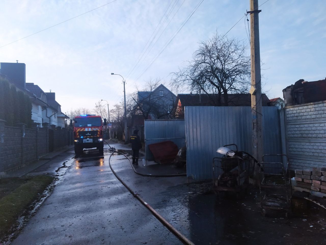 У Рівному вогонь із гаража перекинувся на сусідню будівлю (ФОТО) 0000