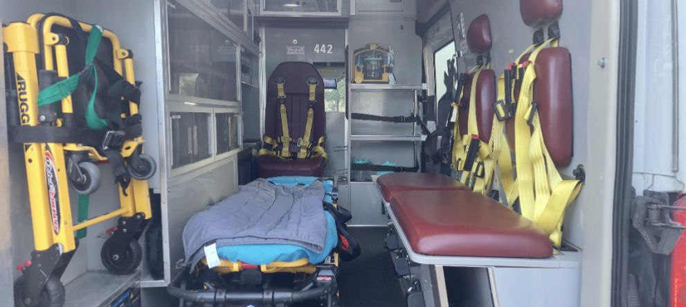 1 Рівненські медики передарували авто “швидкої” військовим