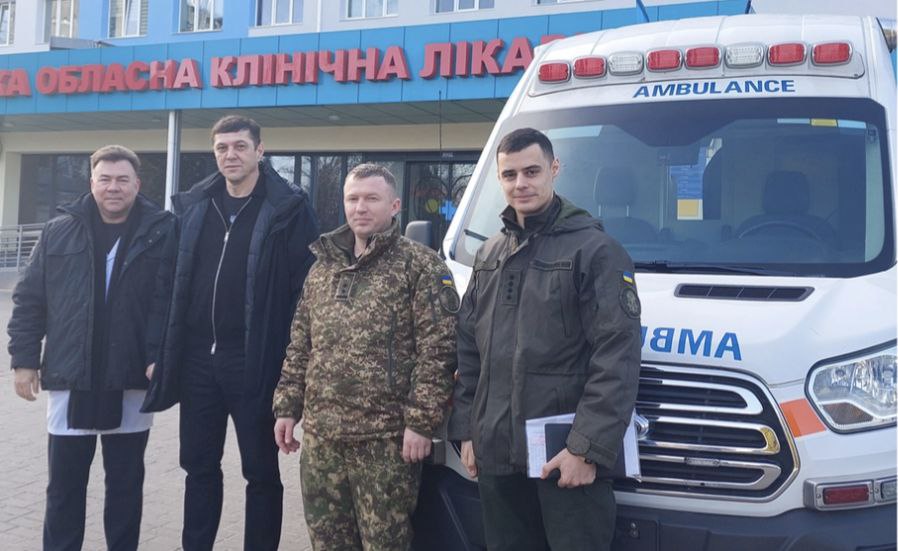 1 Рівненські медики передарували авто “швидкої” військовим