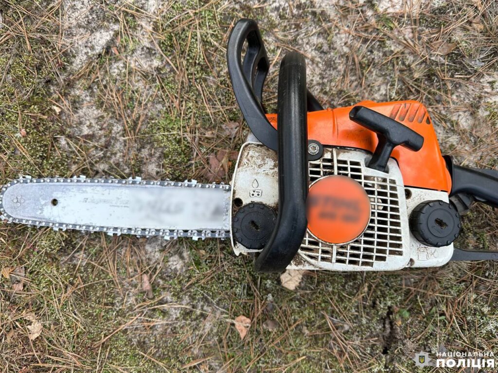 1 На Рівненщині поліція виявила крадія деревини і копанку бурштину в заповідній зоні (ФОТО)
