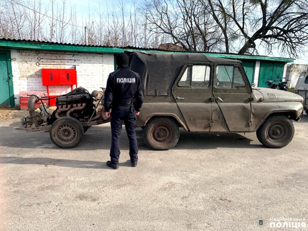 1 На Рівненщині поліція виявила крадія деревини і копанку бурштину в заповідній зоні (ФОТО)