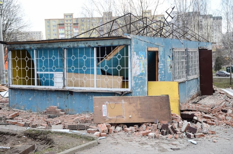 1 У Рівному розбирають скандальну наливайку (ФОТО)