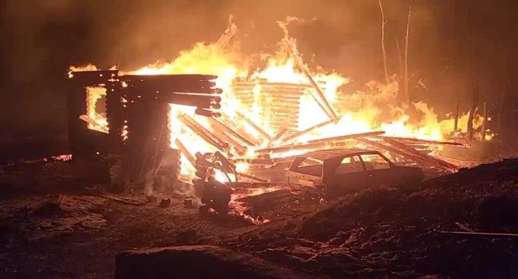 1 У Рівненському районі рятувальники гасили масштабну пожежу