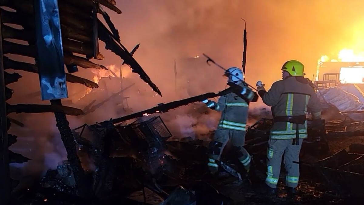 У Рівненському районі рятувальники гасили масштабну пожежу