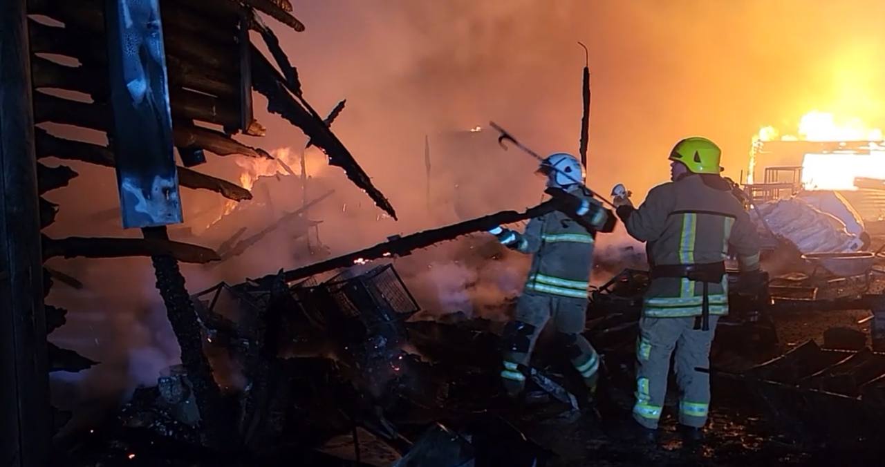 У Рівненському районі рятувальники гасили масштабну пожежу 0000