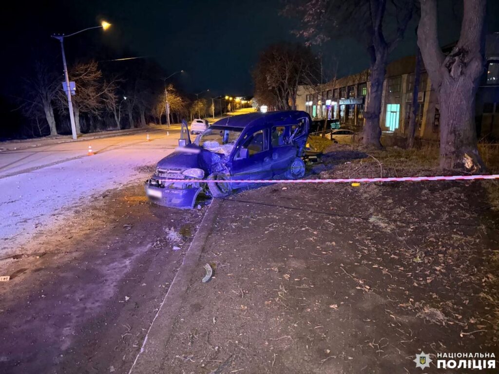 1 У Рівному фургон врізався у дерево: постраждала пасажирка