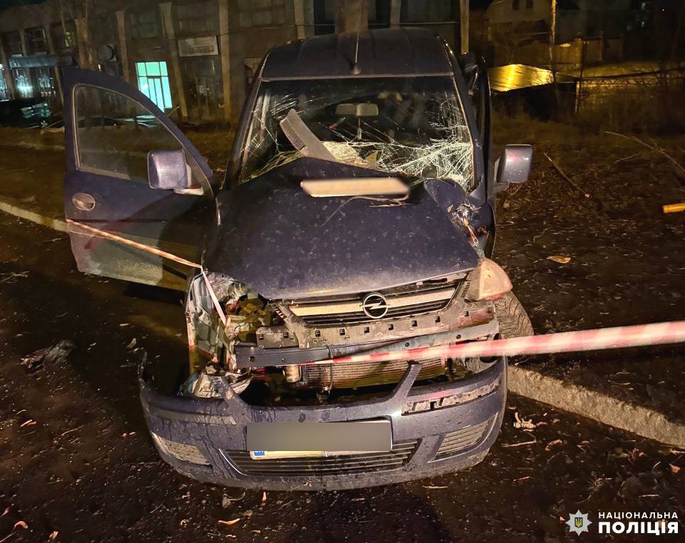 1 У Рівному фургон врізався у дерево: постраждала пасажирка