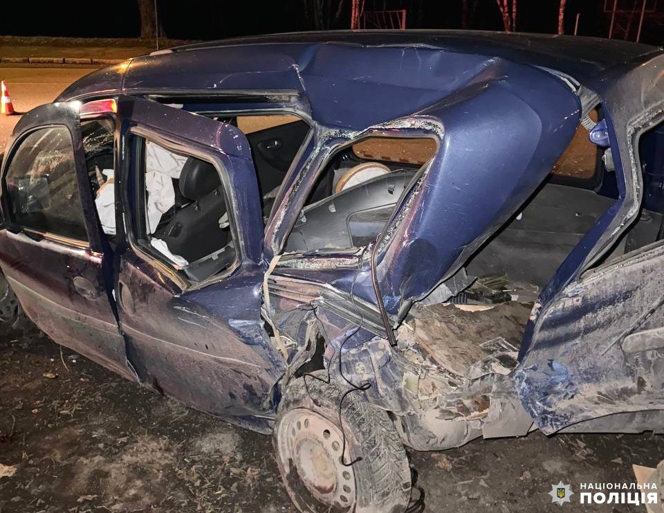 У Рівному фургон врізався у дерево: постраждала пасажирка 0000