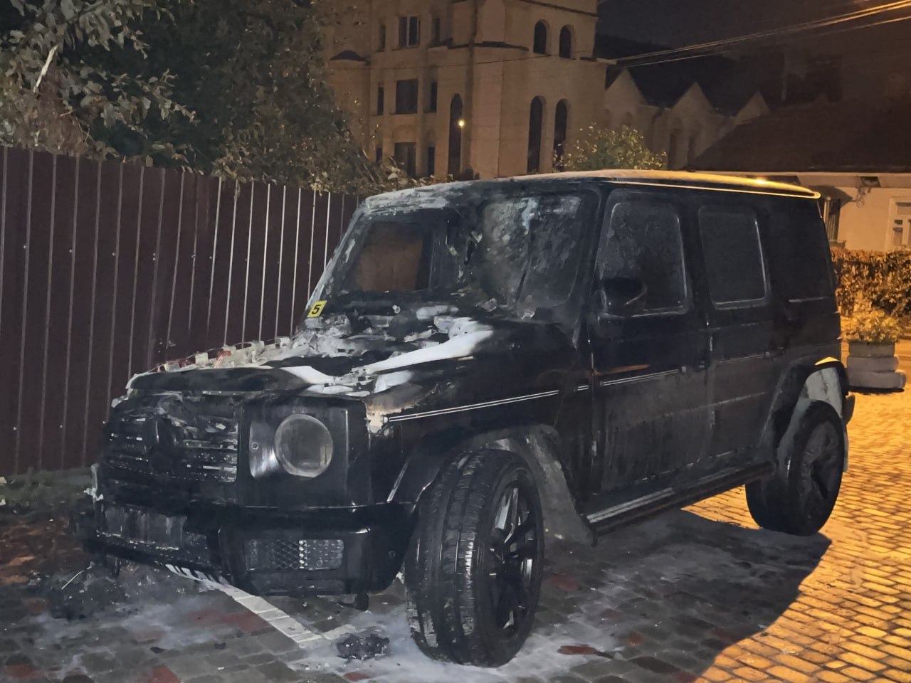 Рівнянина підозрюють у підпалі елітного позашляховика 0000