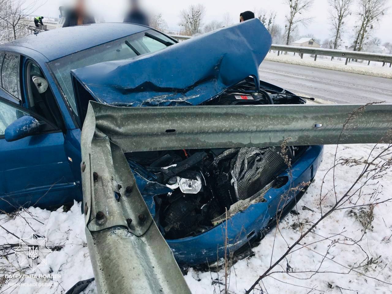 На Рівненщині авто в’їхало у відбійник 0000