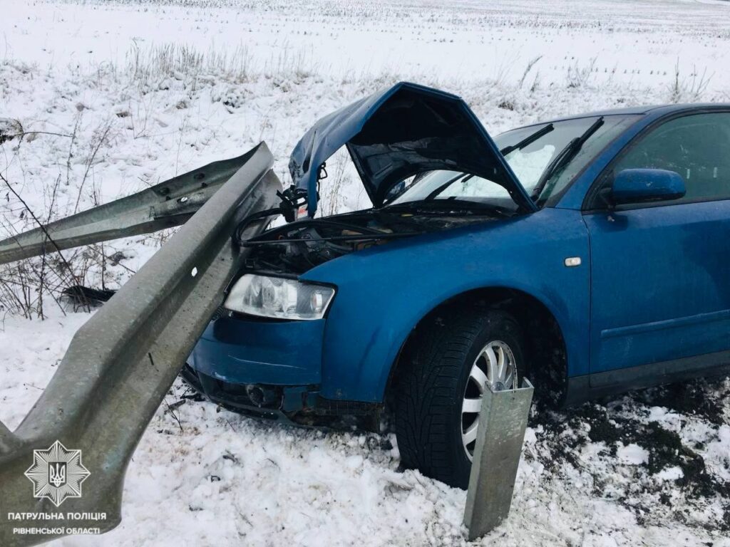 1 На Рівненщині авто в'їхало у відбійник