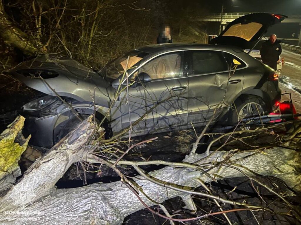 1 У Рівненському районі авто з'їхало у кювет