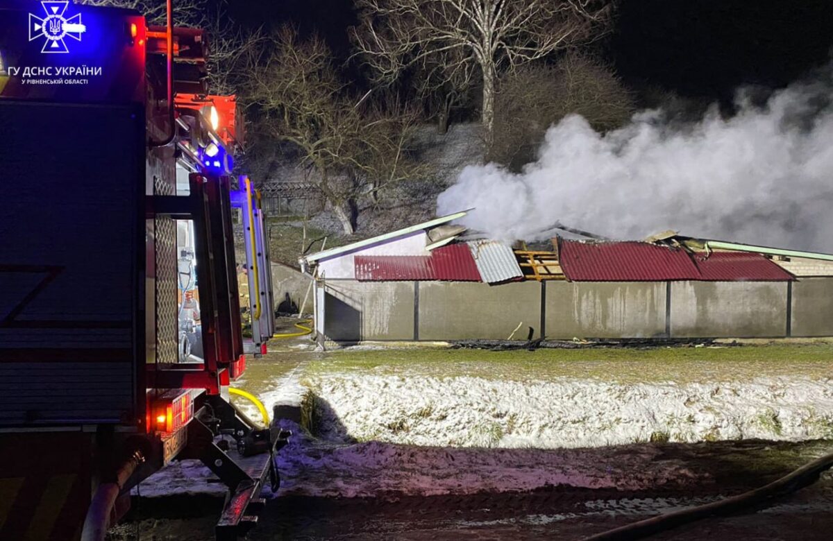 У Рівненському районі горіла будівля