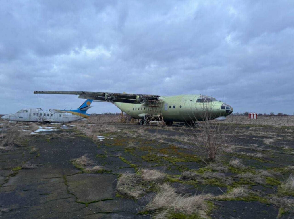 1 У Рівному продають військово-транспортний літак за ціною автівки (ФОТО)