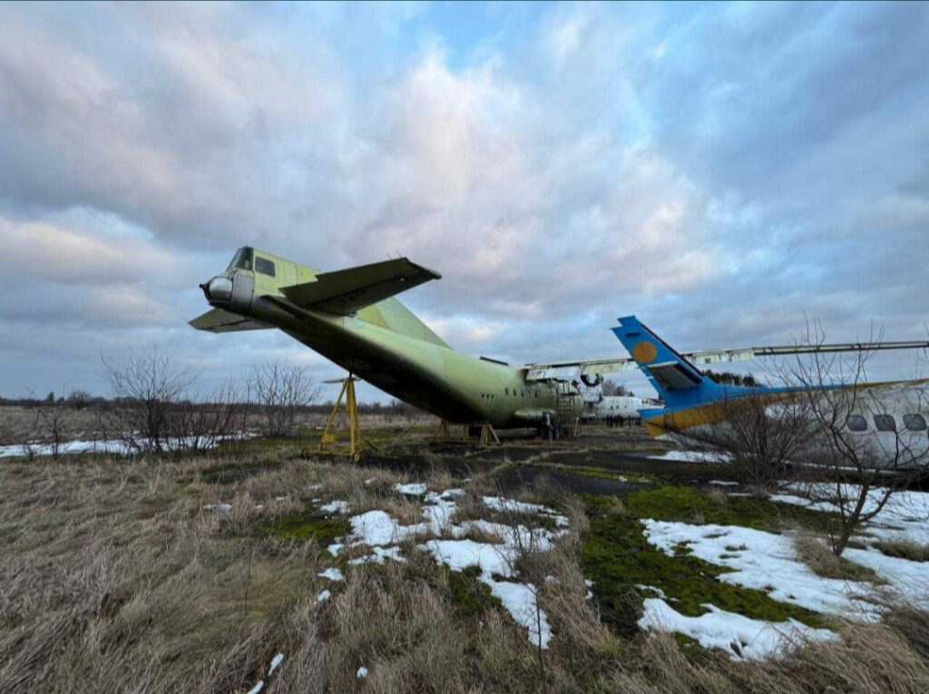 1 У Рівному продають військово-транспортний літак за ціною автівки (ФОТО)