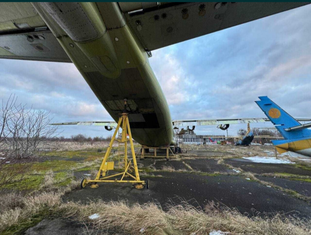 1 У Рівному продають військово-транспортний літак за ціною автівки (ФОТО)