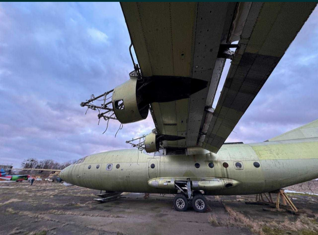 У Рівному продають військово-транспортний літак за ціною автівки (ФОТО) 0000