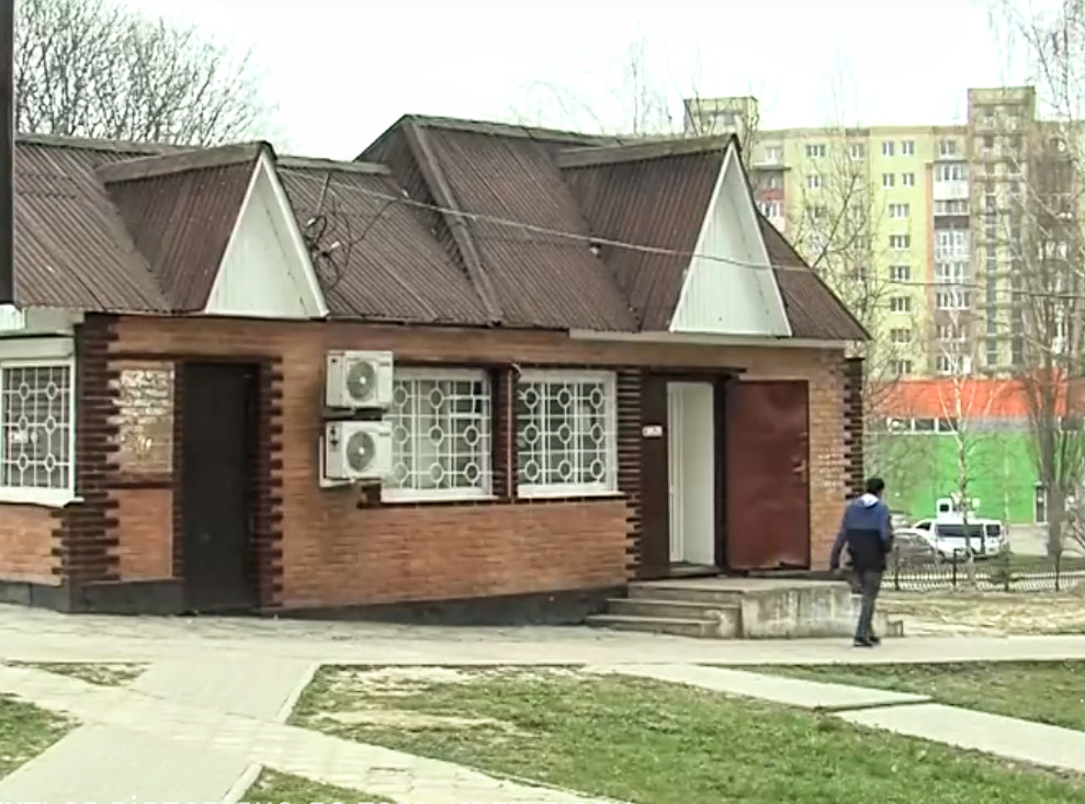 1 У Рівному розбирають скандальну наливайку (ФОТО)