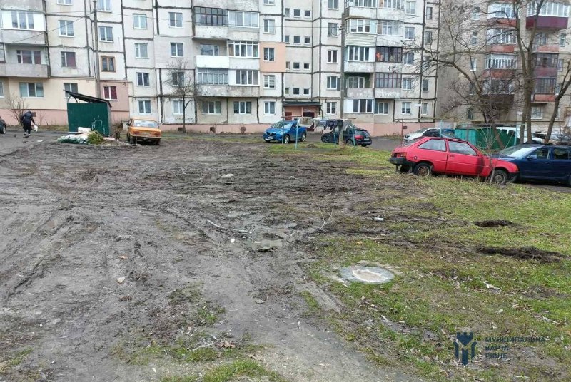 В одному з дворів Рівного водії перетворили зелену зону на багнюку